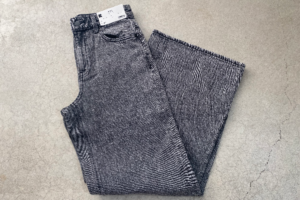 【大型店舗先行販売】GU ジーユーミドルライズワイドジーンズ グレーをレビュー