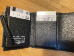 【メゾンマルジェラ三つ折り財布】1年使ってレビュー。クレジットカードは何枚収納できる？